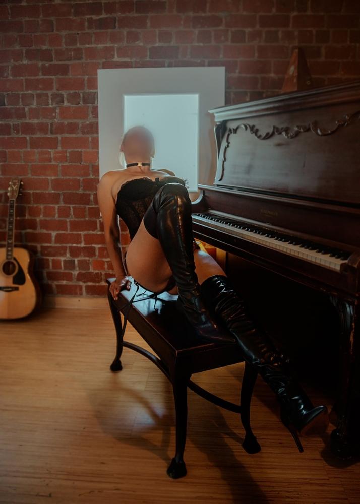 Liza, escort in Toronto from Allegra Escorts Collective.
