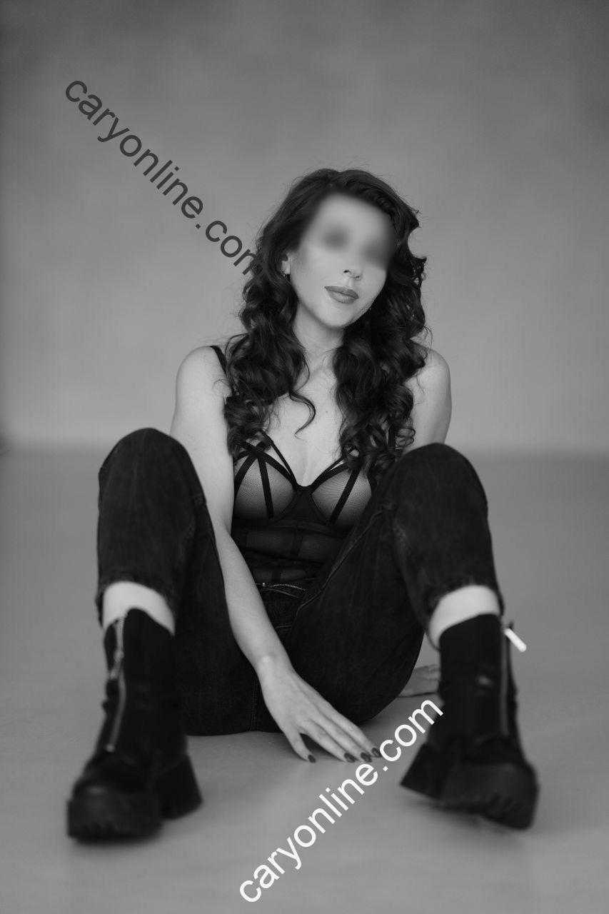 Ksenia, escort in Kyiv from Cary-Online.